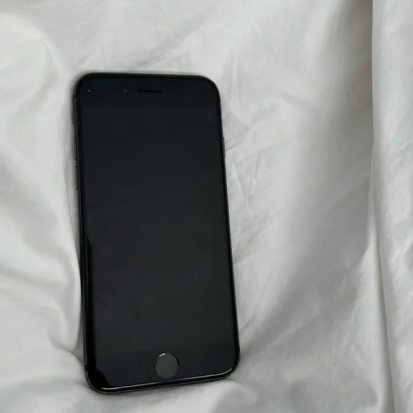 Im selling space grey iPhone 8